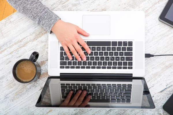 La mano de una mujer trabajadora — Foto de Stock